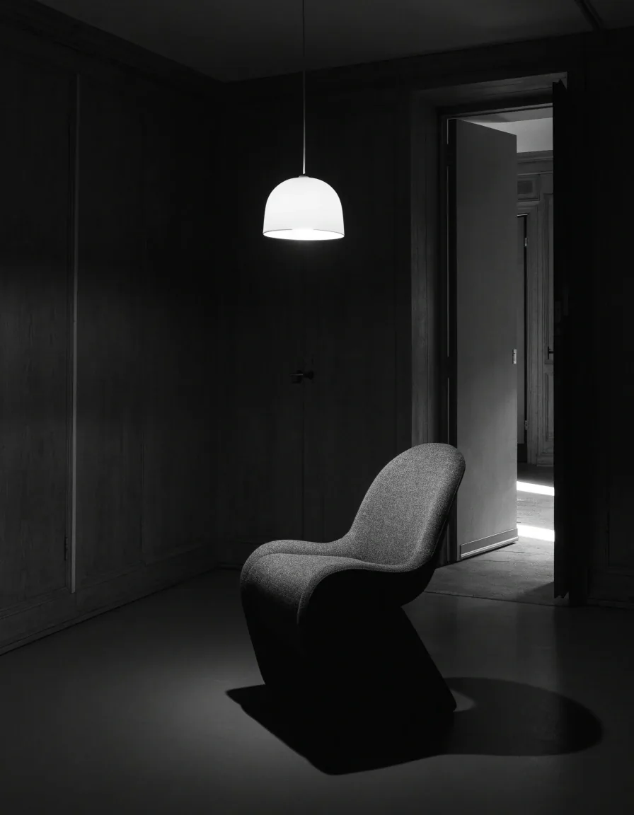 Leerer Stuhl in einem Presseraum unter einer Schreibtischlampe