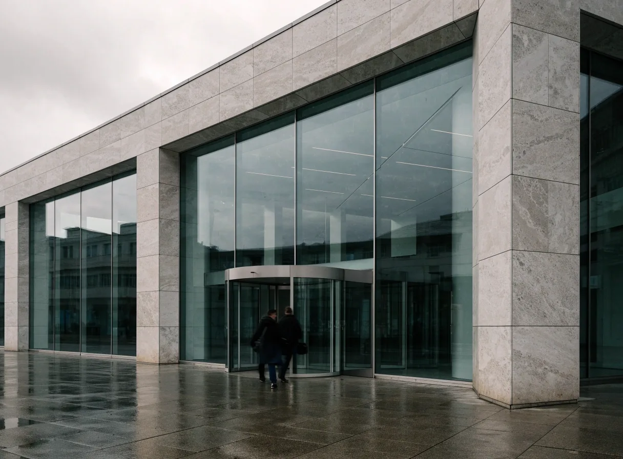 Fassade eines Wettbewerbsamts an einem trüben Morgen